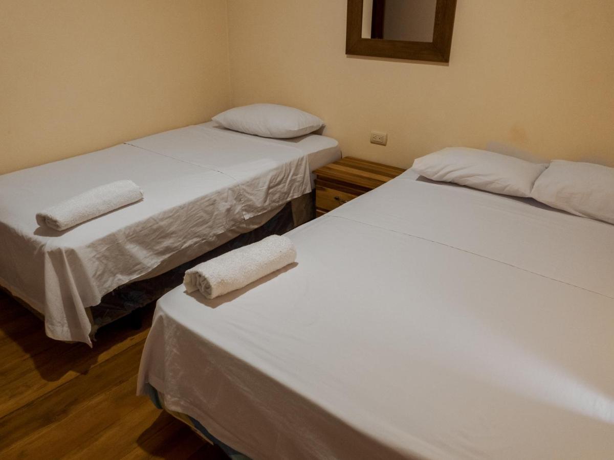 Hostal Tortuga Dorada Puerto Lopez Bagian luar foto