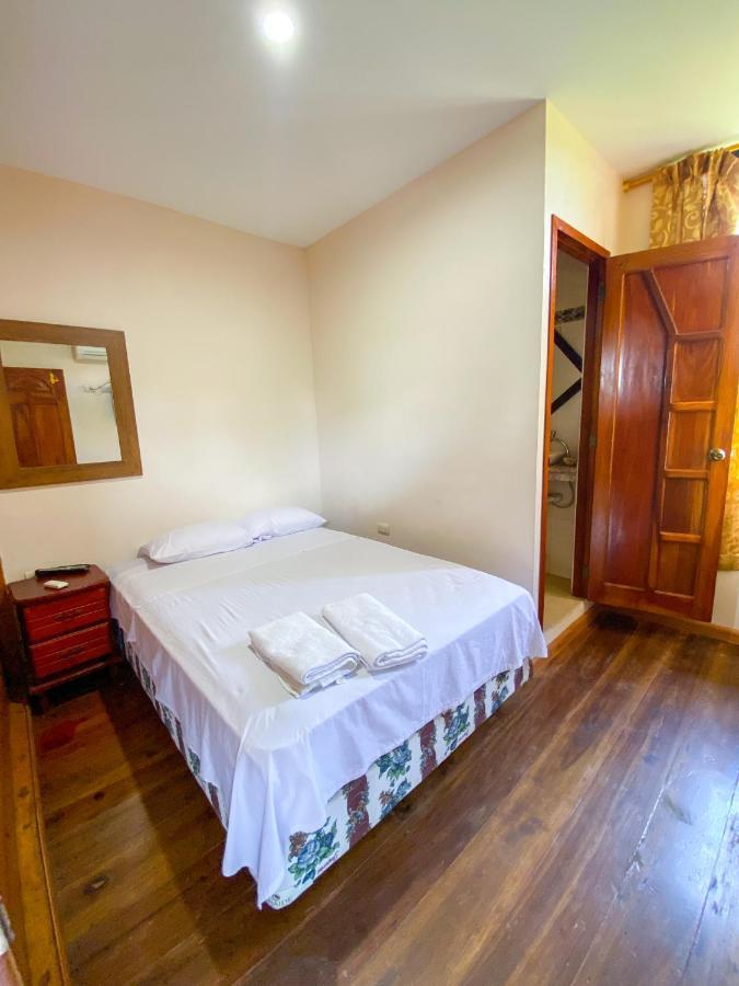 Hostal Tortuga Dorada Puerto Lopez Bagian luar foto