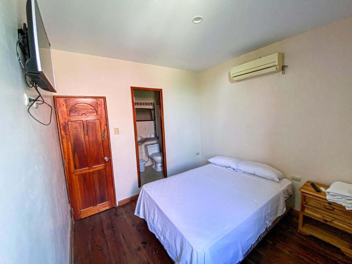 Hostal Tortuga Dorada Puerto Lopez Bagian luar foto