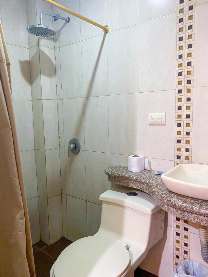Hostal Tortuga Dorada Puerto Lopez Bagian luar foto